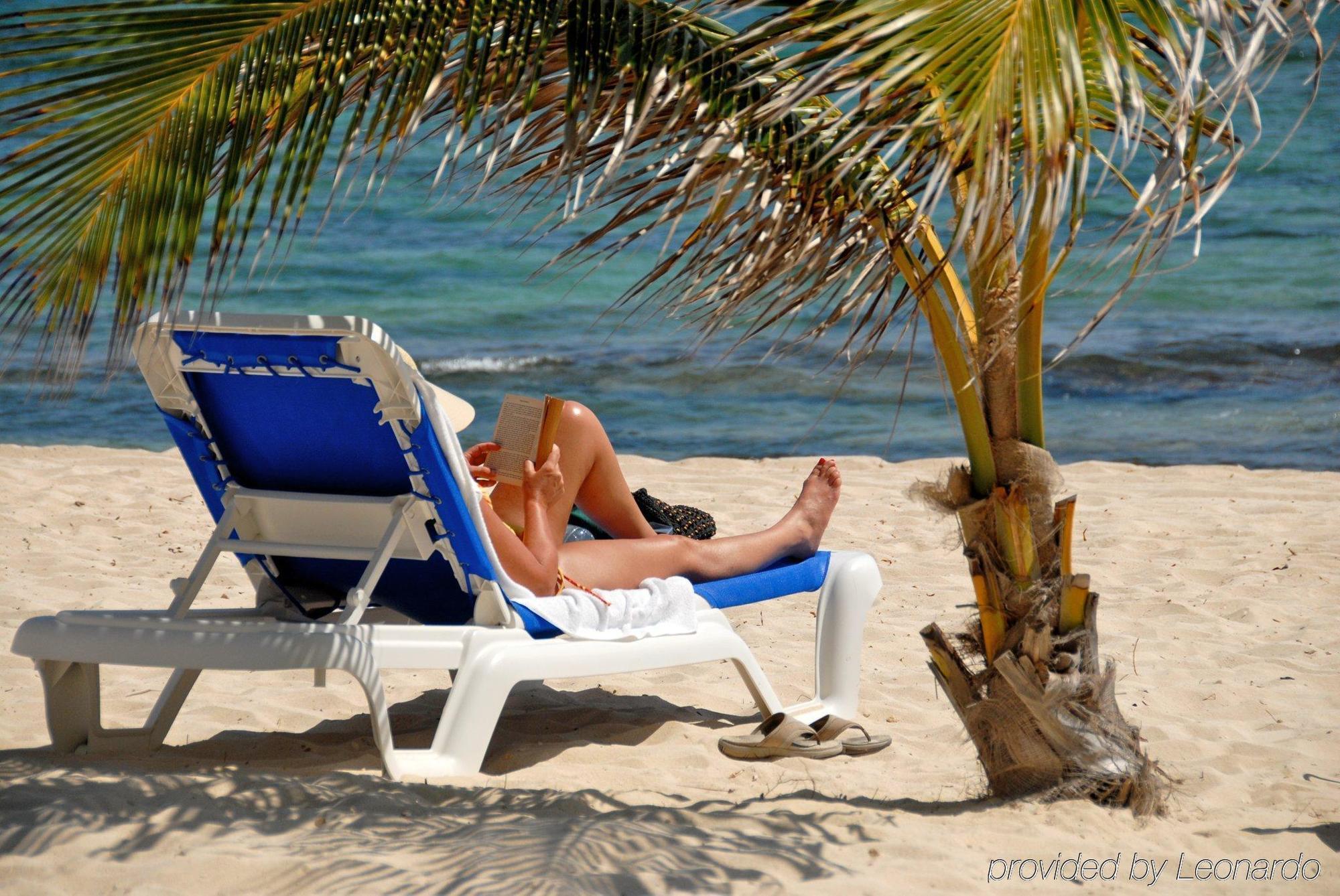 Castaways Cayman Beach Resort North Side Exterior photo