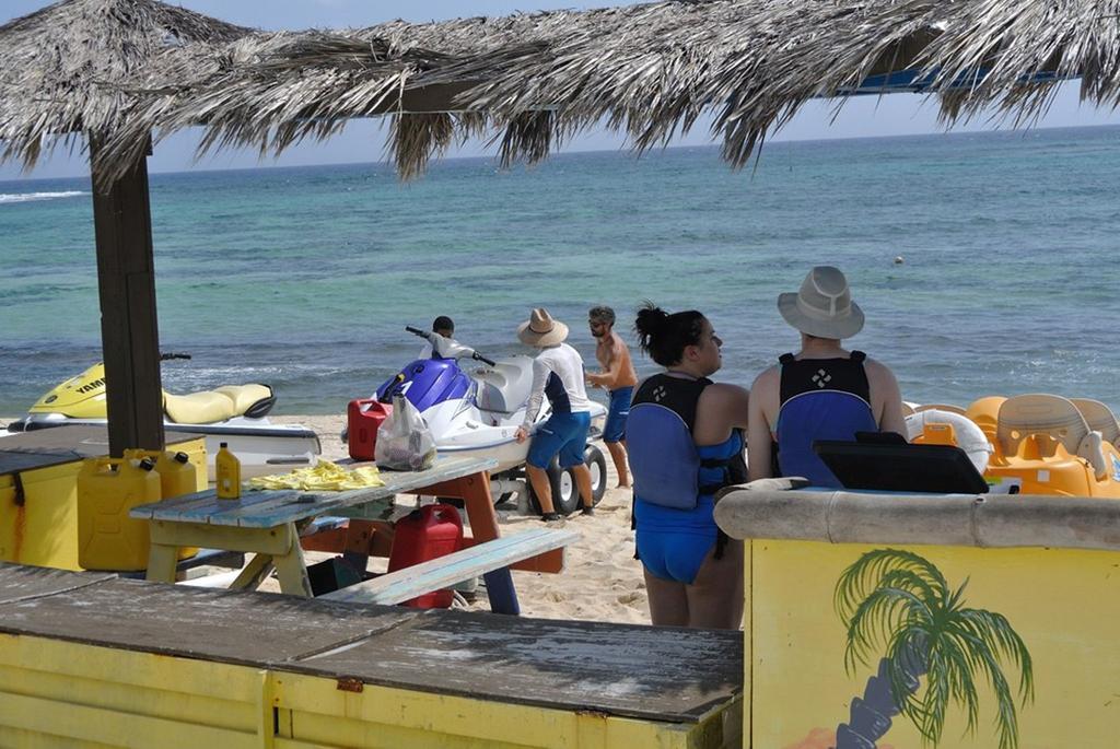 Castaways Cayman Beach Resort North Side Exterior photo